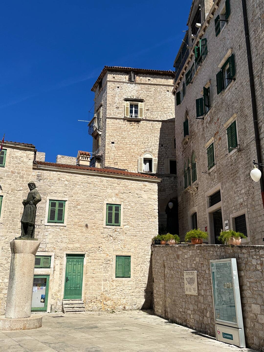 Tambaca Turm (gegenüber der Kathedrale)