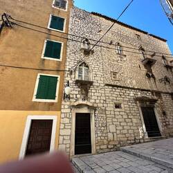 neu und alt - rechts der "Gotische Palast"