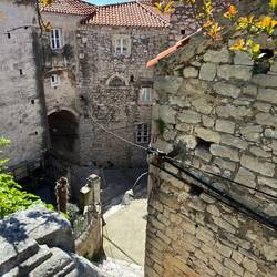Blick aus dem Garten auf das ehemalige Kloster