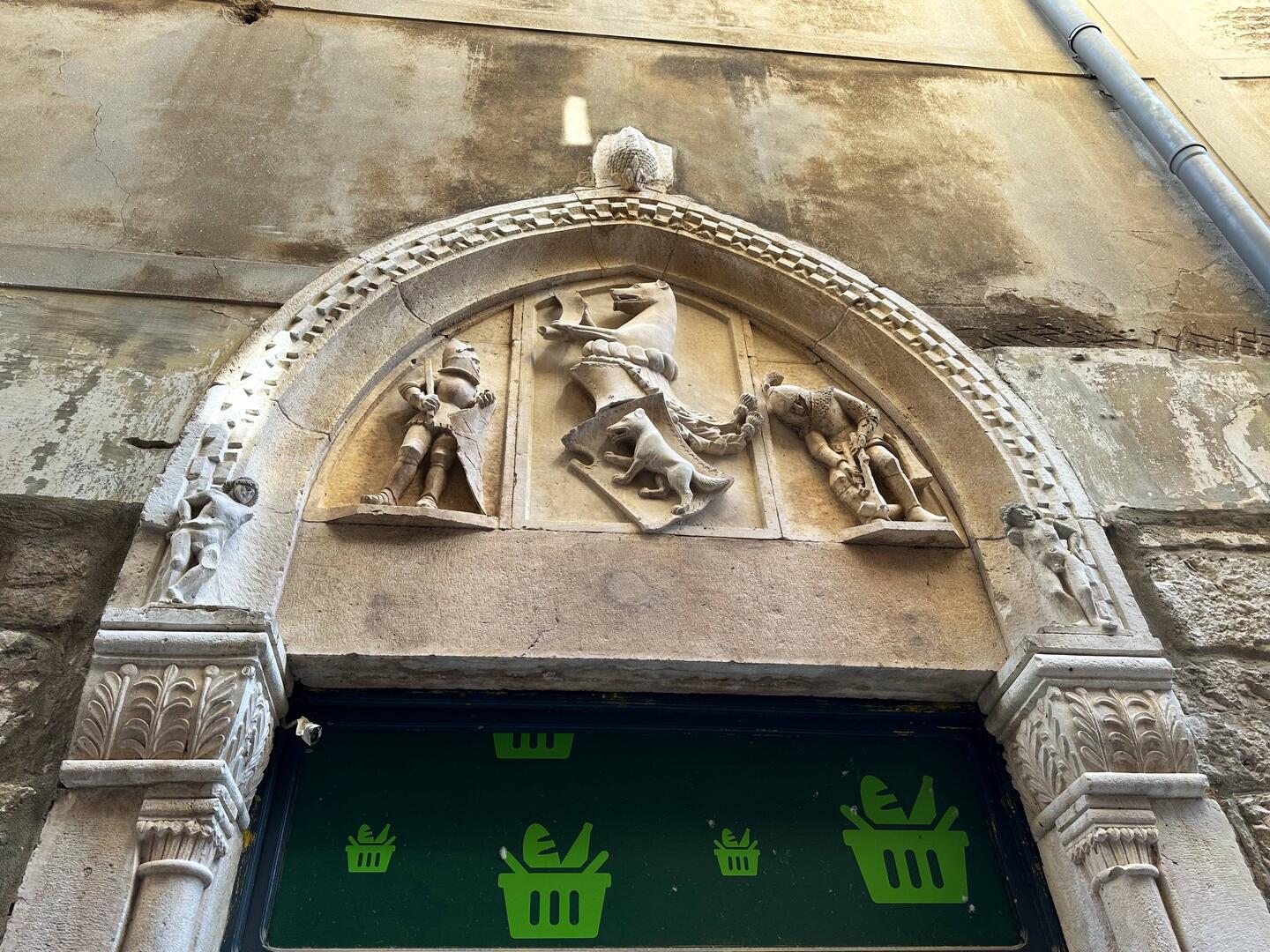 Palasttür (von Werbung verunstaltet) aus der 1. Hälfte 15. Jhd