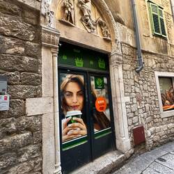 Palasttür (von Werbung verunstaltet) aus der 1. Hälfte 15. Jhd