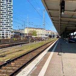 Hier stand eben noch der Zug zum BER - nun issa weg ...