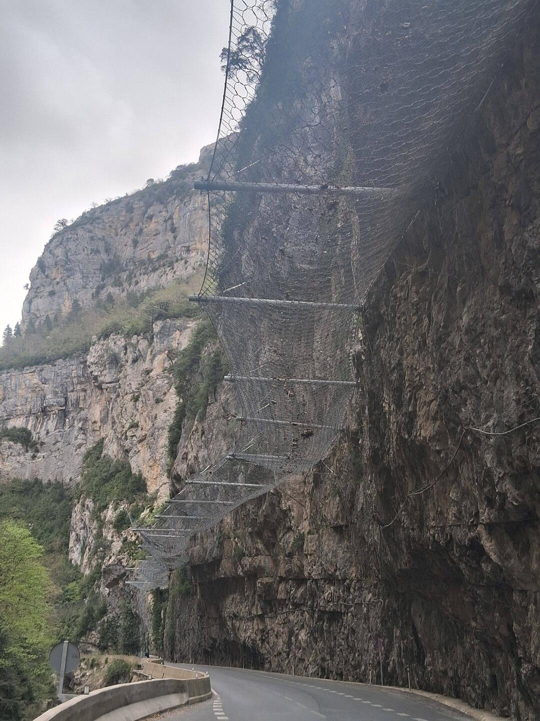 Auf dem Weg sind wir durch eine tolle Schlucht gefahren. In den Netzen waren einige Steinchen