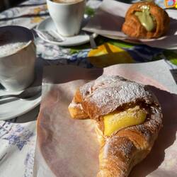 Frühstück am Ballaró in der Sonne