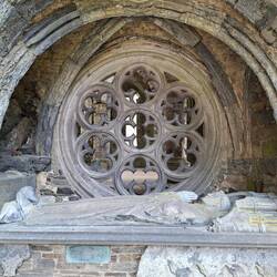 Grab des Kreuzritters, Mönchs, Heiligen Gobert VI d'Apremont mit Blick zum Altar