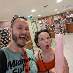 Archivbild: Staunen im Souvenirshop von Christus