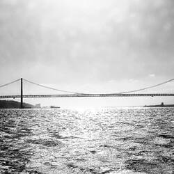 Brücke, rauhe See, tiefstehende Sonne