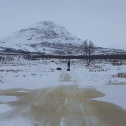 der Weg führt weiter über das Moor, dass sich in den letzten Tagen mit Regen gefüllt hat