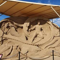 Sandskulpturen am Hafen