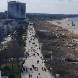 Promenade, im Hintergrund das Hotel Neptun