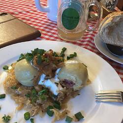 Das Brot war vorher gefüllt mit Knoblauchsuppe :D aber der Hunger war wohl zu groß (wie der Durst)