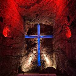 Hinter dem Altar das 16 m hohe Kreuz aus Salzgestein