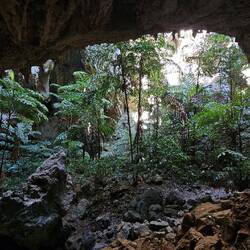 Abstieg in die Höhle Phraya Nakhon.