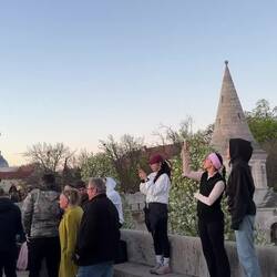 Der Ostergottesdienst ist zweisprachig, Englisch und Ungarisch.