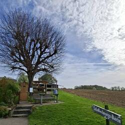 ....liegen viele Bauernhöfe....