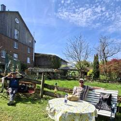 Was für ein schönes Rast Plätzchen, vor dem Hoferhof!👍