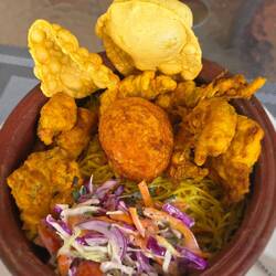 Nudeln mit fritiertem Hühnchen,Ei und Garnelen