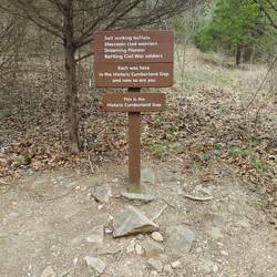 ... steht das braune Holzschild.