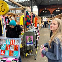Kaufberatung im Old Spitalfields Market mit ganz vielen handgemachten Kunstwerken
