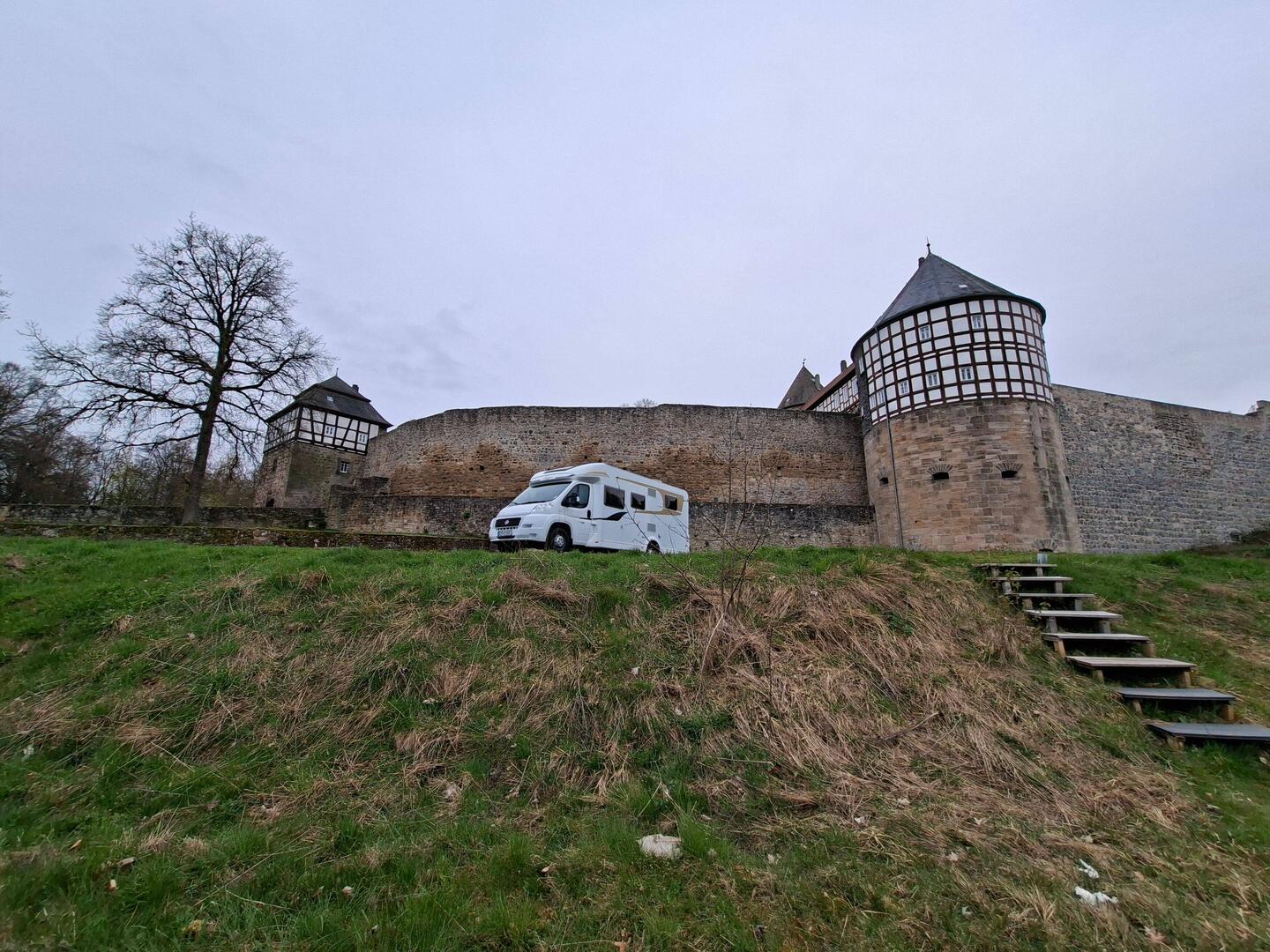 Wir stehen ganz allein hier heute