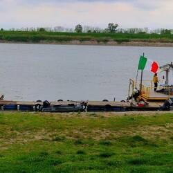 Am Steg: Hausboot und div. Angelboote