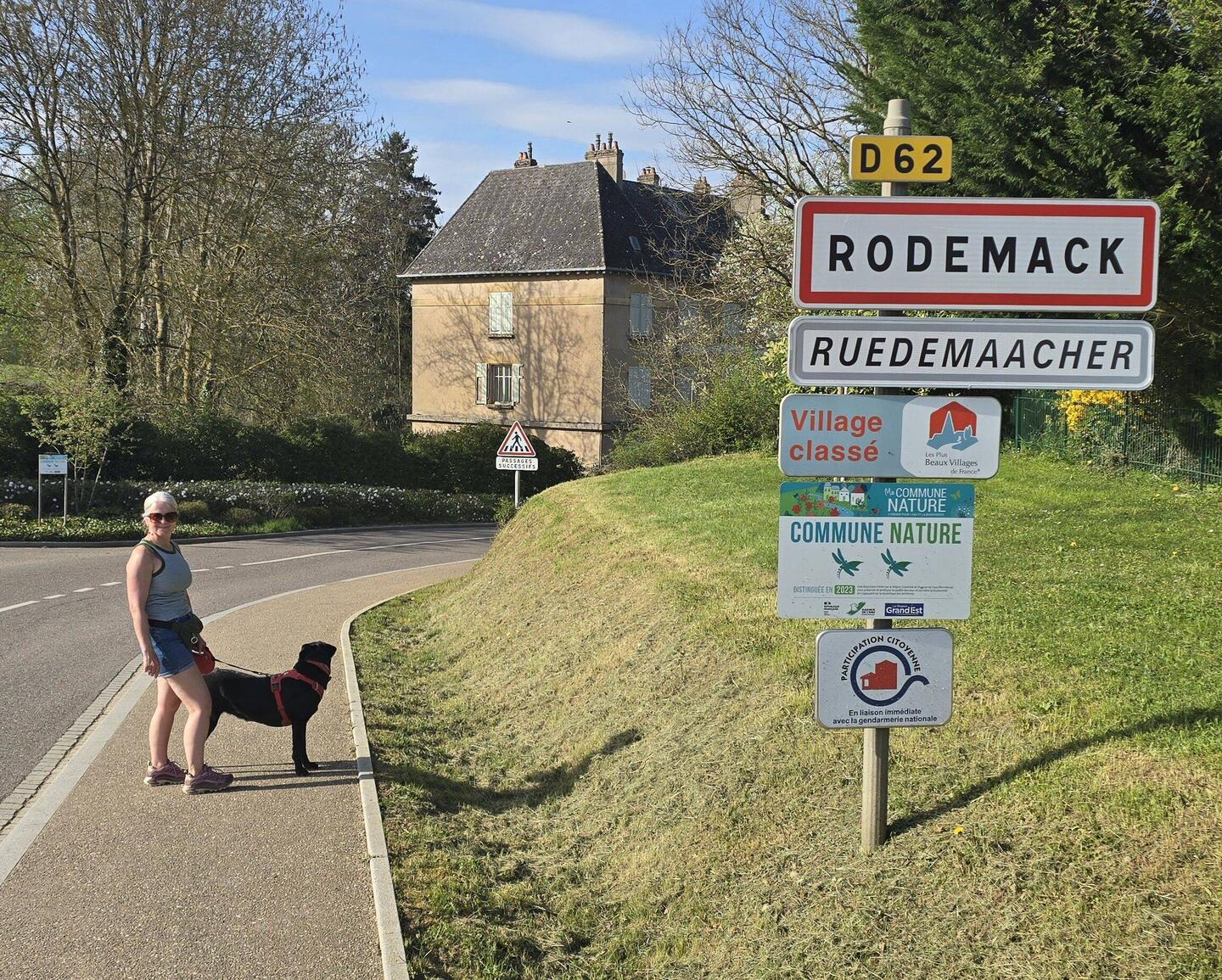 One of the entrances into the town, showing that it is a designated Beau Village