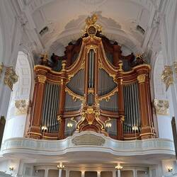 Fünf Orgeln gibt es hier insgesamt