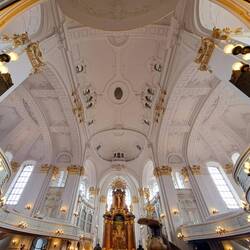 Im Innern besticht die Kirche durch einen prachtvollen Barockraum in Weiß und Gold