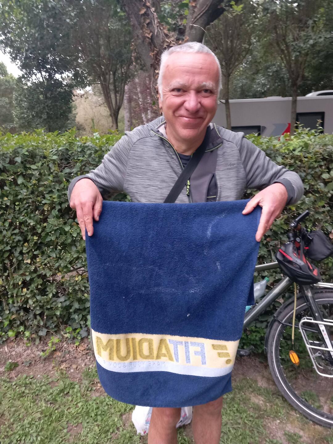 Une limace à tracé son chemin sur la serviette !