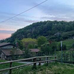 L'auberge, le coteau, le coucher de soleil… Et les avions qui atterrissent à Bergamo