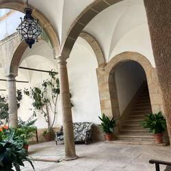 Nur wenige der vielen Vorhöfe der Paläste in Cáceres sind zugänglich.