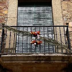 Palmwedel vom Palmsonntag finden sich noch immer in Balkonen und Fenstern.