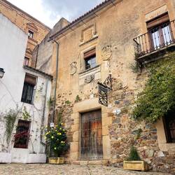 Typisch für Cáceres: Familienwappen an der Fassade