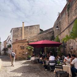 Innerhalb der langen Stadtmauer gibt's viele lauschige Plätzchen.