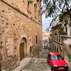 Wie kommt denn DER hierher? Die historische Altstadt hat enge Gassen!