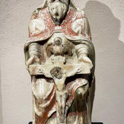 Dreieinigkeit aus Alabaster: Vater, Sohn und Heiliger Geist (Adler???). Stadtmuseum Cáceres