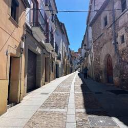 Auf dem Weg zum Auto. Niemand begegnet uns am heutigen Sonntag. Wo sind die Leute?