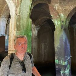 Wir sind am Abend allein in der Zisterne.