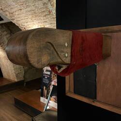 Diese Holz"Polster" drücken beim Tragen der Jungfrau auf die Schultern der Träger.