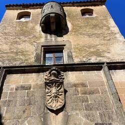 Casa del Sol. Wappen der Besitzer schmücken jede Hausfassade.