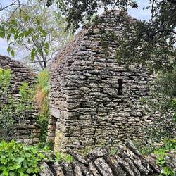 Gibt auch Häuser aus gestapelten Steinen ähnlich der Trulli in Italien, heißen hier Bories