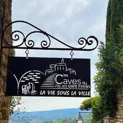 Ein in den Fels gehauenes, halbtroglodytisches Höhlensystem.