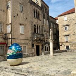 Platz vor der Kathedrale mit Blick auf den Cipiko-Palast