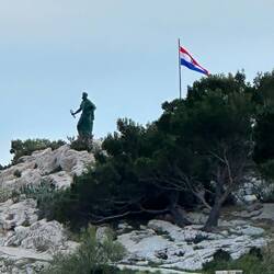 Blick von der Riva auf das St. Peter Monument an der Hafeneinfahrt