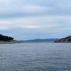 Blick von der Riva auf die Hafeneinfahrt