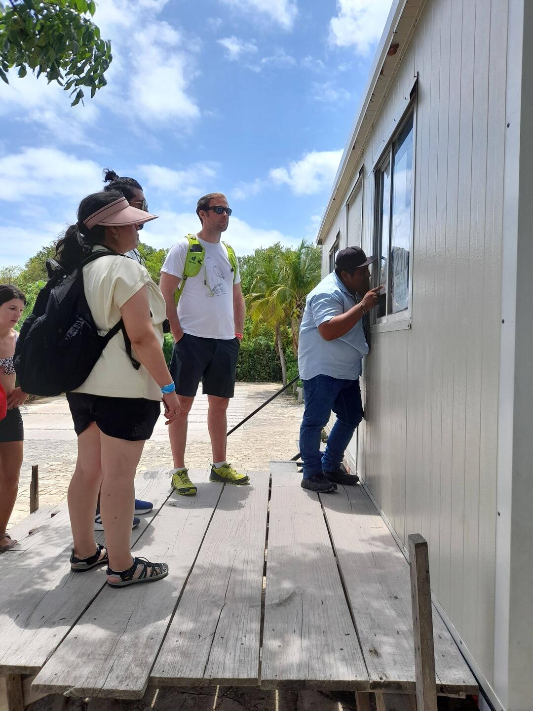 ...um an die Ruinen von Tulum zu kommen muss man an drei Stellen zahlen...