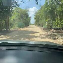 ...das ist eine Seitenstraße...direkt nach einer 4spurigen Straße..