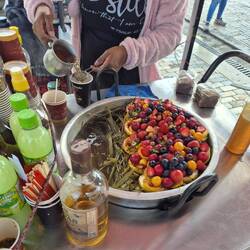 Heißer Zuckerrohrsaft mit Früchten und Schnaps - schmeckt gut, ist aber eher was für kühlere Tage