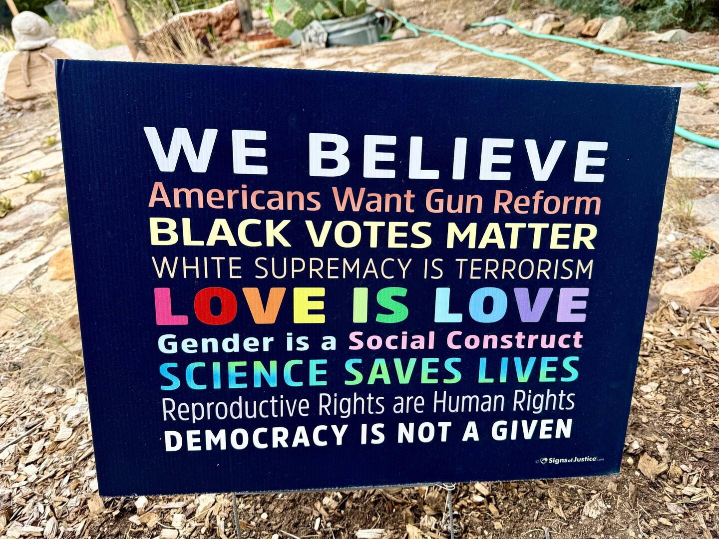 Ich übernachte heute im Haus von Julie. Sie ist mir nicht nur wegen diesem Plakat sympathisch.