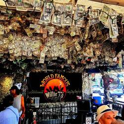 Die Tapete besteht aus Dollar Scheinen